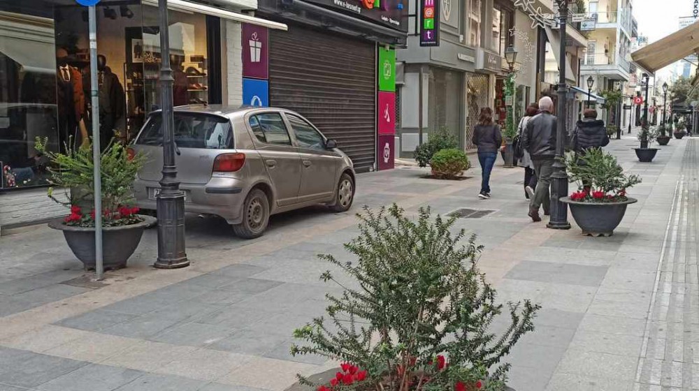ΧΑΛΚΙΔΑ: Επικό παρκάρισμα στον πεζόδρομο της Αβάντων το πρωί της Κυριακής
