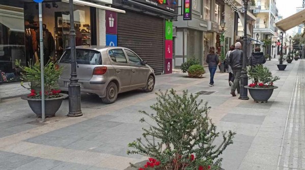ΧΑΛΚΙΔΑ: Επικό παρκάρισμα στον πεζόδρομο της Αβάντων το πρωί της Κυριακής