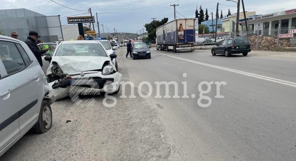 Καραμπόλα με τέσσερα ΙΧ στον δρόμο Χαλκίδας - Αρτάκης (PHOTO & VIDEO)