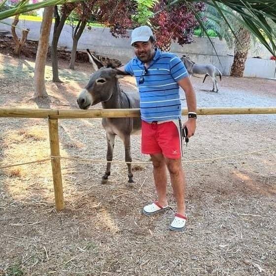 Πειράγματα στον Μπάμπη για το γαϊδουράκι στο βάθος