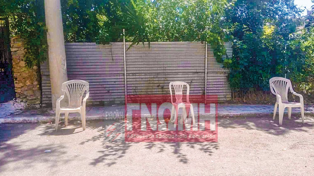 ΟΔΟΣ ΚΥΜΑΙΩΝ ΧΑΛΚΙΔΑ: Γέμισε ο δρόμος καρέκλες