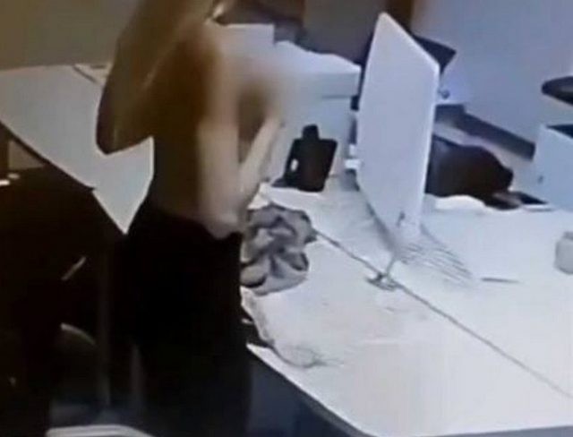 Νεαρή κοπέλα γδύθηκε στην τράπεζα για να εξασφαλίσει δάνειο (VIDEO)