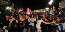 Στο Σύνταγμα χόρεψαν μέχρι και τσάμικο