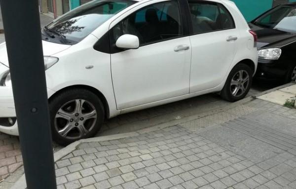 Οι Έλληνες οδηγοί δείχνουν ασέβεια στους αναπήρους και παρκάρουν παράνομα σε ράμπες και θέσεις στάθμευσης ΑμεΑ