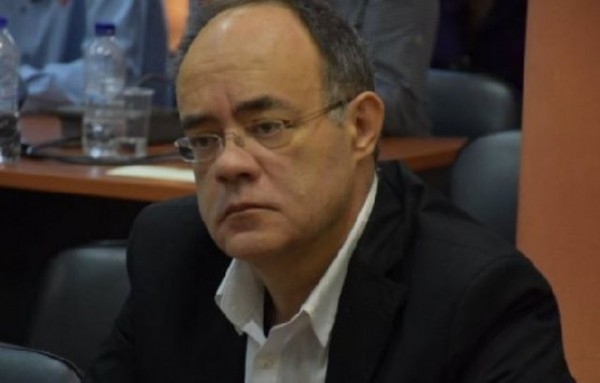 Ιερέας πέταξε κέρματα σε βουλευτή του ΣΥΡΙΖΑ