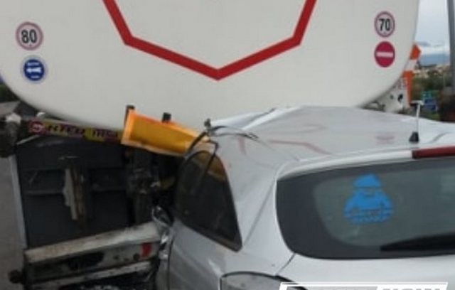 Αυτοκίνητο καρφώθηκε πίσω από βυτιοφόρο υγρών καυσίμων