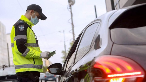 Eπαθε έμφραγμα, ενώ οδηγούσε και του έκοψαν κλήση για παράνομο παρκάρισμα