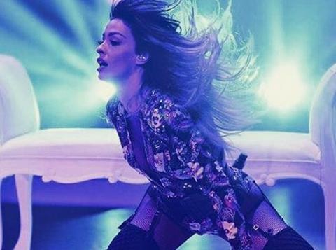 Εμφανίζεται με ζαρτιέρες στη σκηνή η Ελένη Φουρέιρα