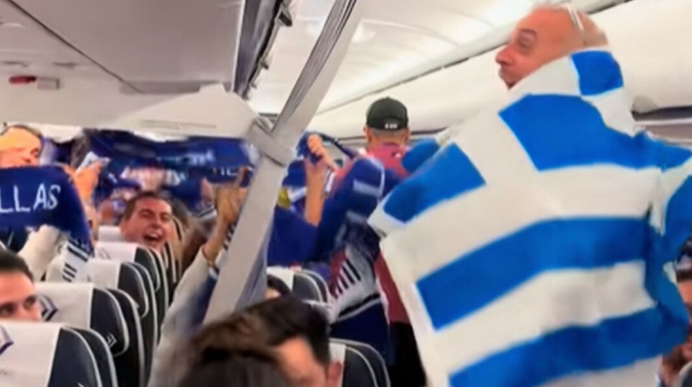Εκατοντάδες Έλληνες γεμίζουν τσάρτερ για να βρεθούν στο πλευρό της Εθνικής - Απόψε το βράδυ ο ημιτελικός κόντρα στην Τουρκία (VIDEO)