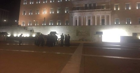 Πανικός στο Σύνταγμα: Ενοπλος απειλούσε να ανοίξει πυρ μπροστά στο μνημείο του Αγνωστου Στρατιώτη