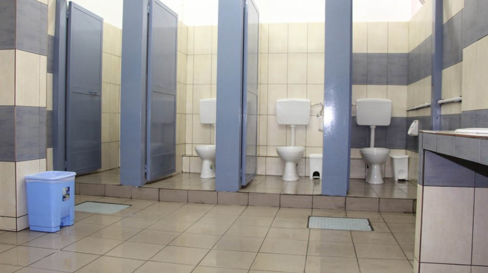 14χρονοι κλείδωσαν συμμαθητή τους στις τουαλέτες σχολείου και τραβούσαν βίντεο