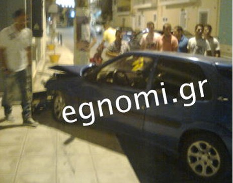 Τρελό ΙΧ καρφώθηκε σε κολώνα