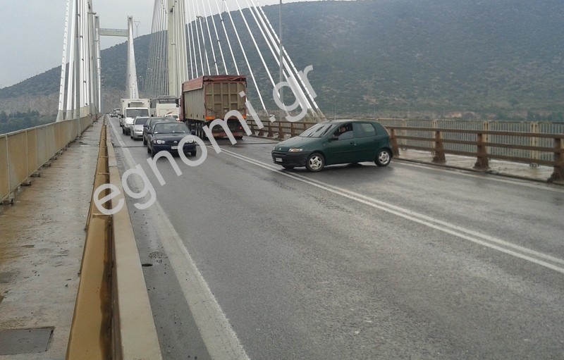 ΥΨΗΛΗ ΓΕΦΥΡΑ ΧΑΛΚΙΔΑΣ: Επιβατικό Ι.Χ. καρφώθηκε πίσω από φορτηγάκι