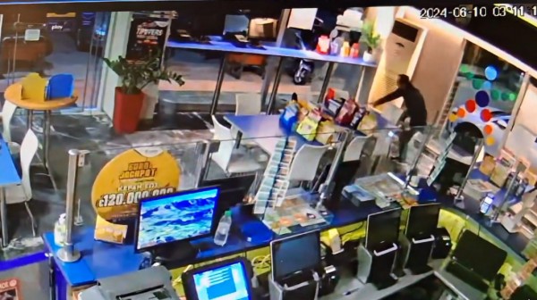 ΧΑΛΚΙΔΑ: Για δεύτερη φορά κλέφτης έσπασε την τζαμαρία στο πρακτορείο ΟΠΑΠ του Κώστα Καρατζά