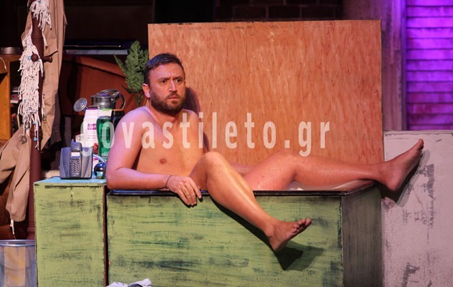 Γυμνός στη μπανιέρα