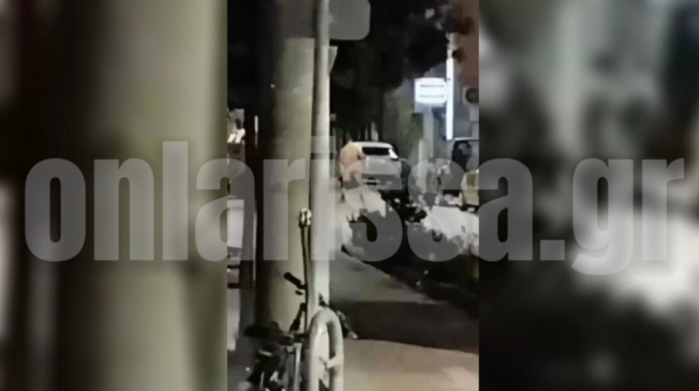 Άνδρας βγήκε γυμνός στη μέση του δρόμου και άκουγε μουσική (VIDEO)