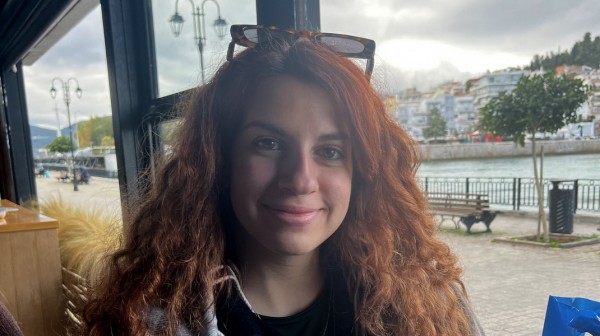 ΧΑΛΚΙΔΑ: Με κρύο νερό και μουσική φτιάχνει η διάθεση της Διονυσίας