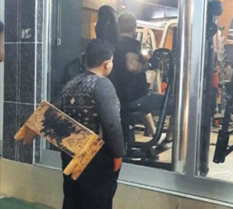 12χρονος κοιτούσε για ώρες το τζάμι γυμναστηρίου και του χάρισαν ισόβια συνδρομή (VIDEO)