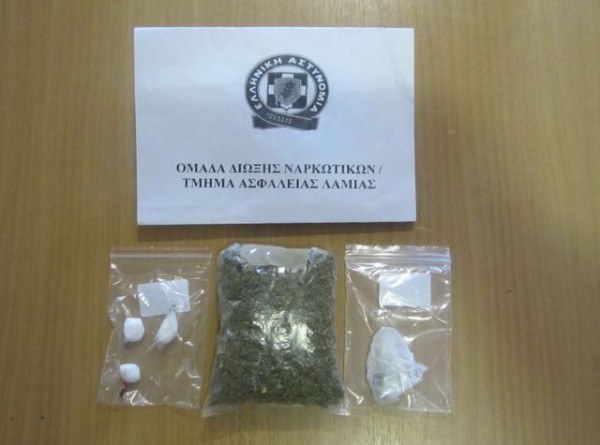 Τους έπεσε το χασίς στο δρόμο και συνελήφθησαν