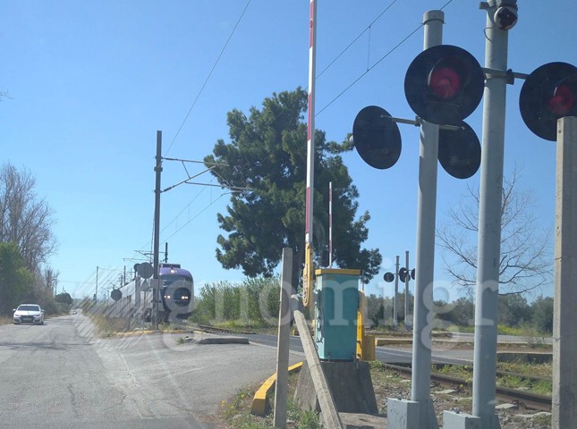 Συναγερμός στο Δήμο Χαλκιδέων μετά την παραλίγο σύγκρουση ΙΧ με τρένο στο Βαθύ