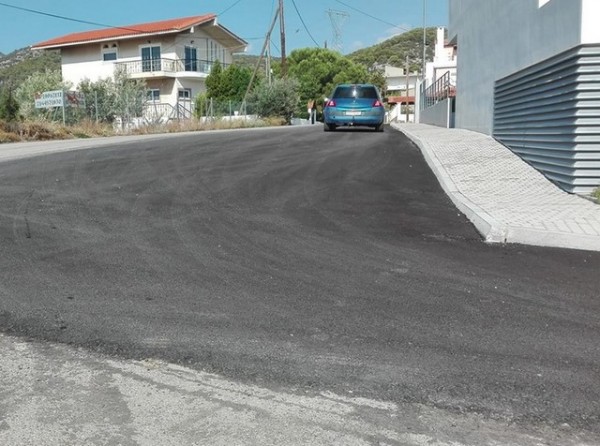 ΚΑΤΑΓΓΕΛΙΑ: Έριξαν άσφαλτο γύρω από νεόδμητη οικοδομή στην Αρτάκη, ενώ γύρω της υπάρχουν χωματόδρομοι (φωτό)