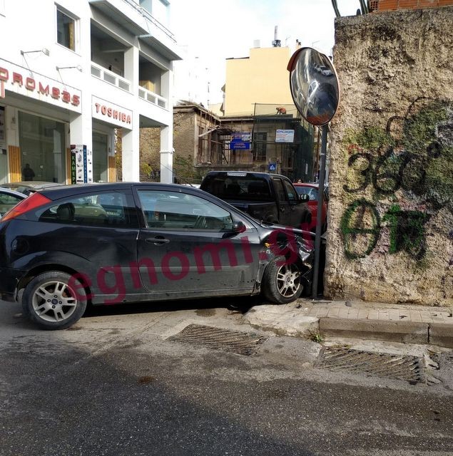 ΝΕΟΦΥΤΟΥ-ΧΑΛΚΙΔΑ: Γερό τρακάρισμα από ...τρελό ΙΧ