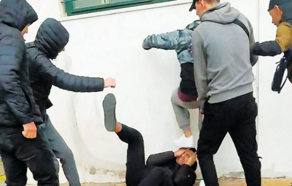 Συμμορία ανηλίκων επιτέθηκε σε 15χρονη και στον αδελφό της που πήγε να την βοηθήσει