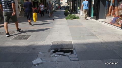 Ολόκληρη τρύπα στον πεζόδρομο