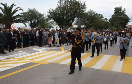 XAΛKIΔA: Xαλαρή παρέλαση με ισχυρούς ανέμους
