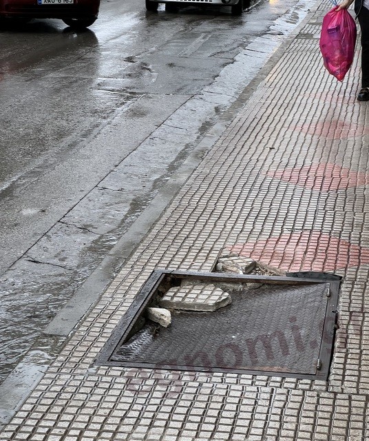 ΧΑΛΚΙΔΑ: Προσοχή σε παγίδα στο πεζοδρόμιο της οδού Κώτσου