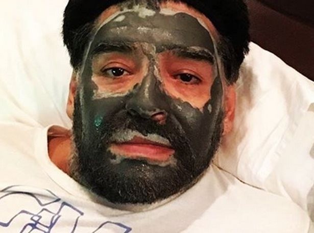 Ο Μαραντόνα με μάσκα ομορφιάς