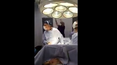 Γιατροί πανηγυρίζουν το γκολ της ομάδας τους την ώρα που χειρουργούν ασθενή (Video)