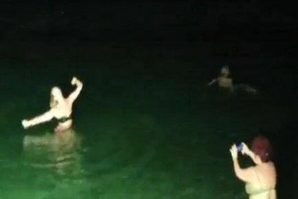 Χόρεψαν ζεϊμπέκικο στη θάλασσα λόγω των μέτρων προστασίας κατά του κορωνοϊού (VIDEO)