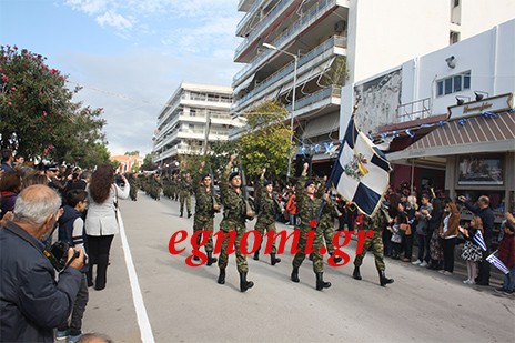 ΠΑΡΕΛΑΣΗ 28ης ΟΚΤΩΒΡΙΟΥ: Πολυάριθμο στρατιωτικό άγημα στη Χαλκίδα