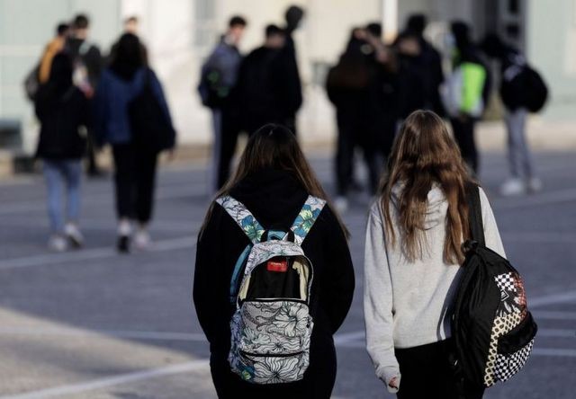 Με τη σχολική κάρτα η είσοδος των μαθητών σε καταστήματα και εστίαση