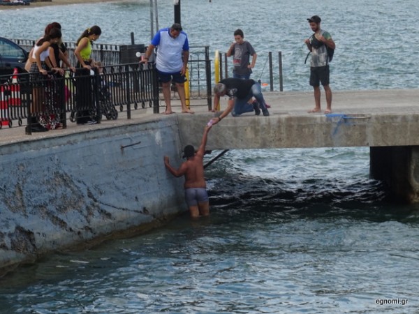 ΧΑΛΚΙΔΑ: Αναστάτωση για ένα παιδικό παγούρι - Βούτηξαν στη θάλασσα!