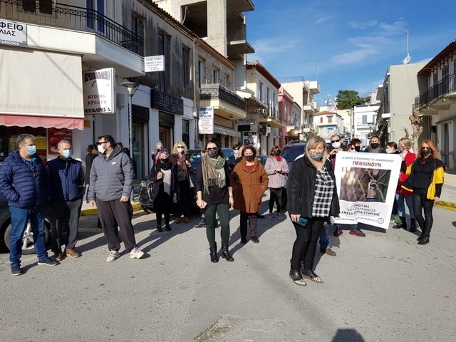 ΕΜΠΟΡΟΙ ΑΛΙΒΕΡΙ: Θάνατος το ...ακορντεόν με τα λουκέτα