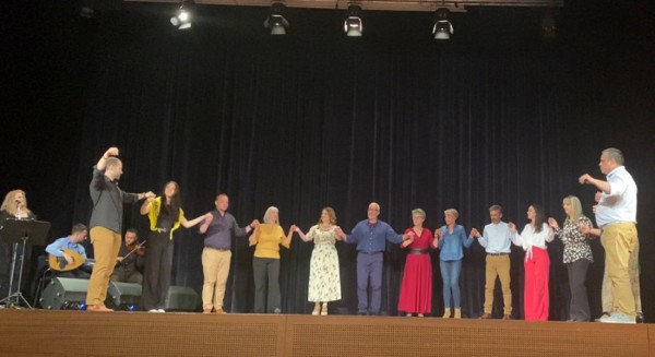 Ευβοιώτες χόρεψαν Καβοντορίτικο στο Δημοτικό Θέατρο Πεύκης (φωτό)