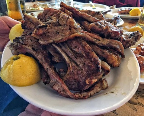 Βγήκαν για τσιγάρο και τους πήραν τα παϊδάκια