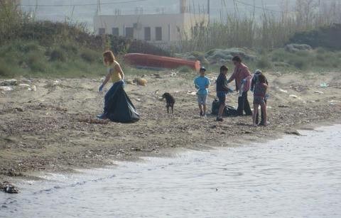 ΣΚΥΡΟΣ: Καθάρισαν την παραλία της Καλαμίτσας