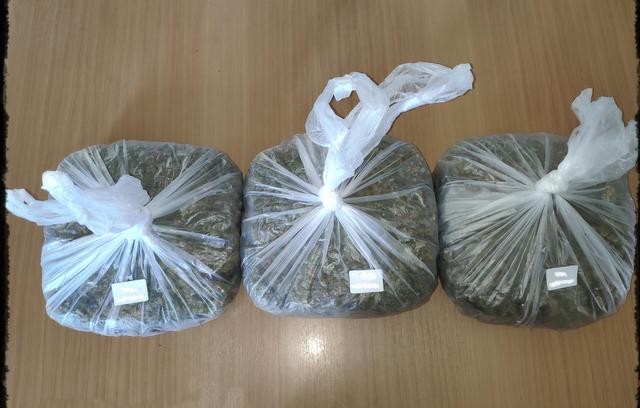 ΕΘΝΙΚΗ ΟΔΟΣ ΑΘΗΝΩΝ-ΛΑΜΙΑΣ: Τροχονόμοι βρήκαν τρία κιλά χασίς πεταμένα στο δρόμο (φωτό)