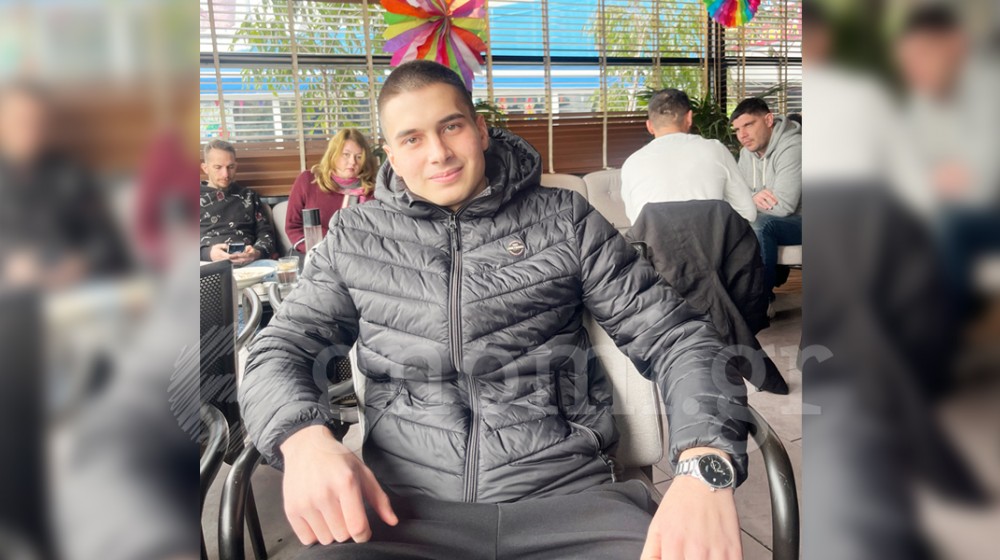 Ο Αντώνης μένει στο Βασιλικό, αλλά επιλέγει τη Χαλκίδα για να απολαύσει το καφεδάκι του