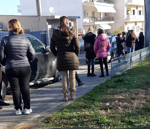 ΧΑΛΚΙΔΑ: Μεγάλη ουρά για ένα δωρεάν rapid test στο 4ο ΚΑΠΗ