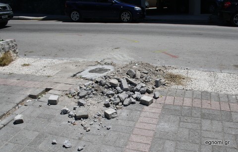 Τα έργα τελείωσαν, τα μπάζα και οι σωλήνες παρέμειναν στη Σουβάλα