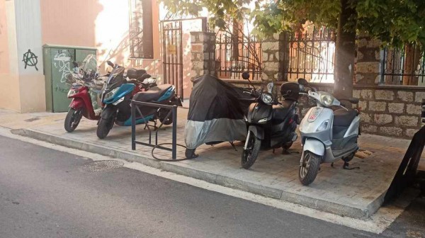 ΧΑΛΚΔΑ: Πάρκινγκ για δίκυκλα το πεζοδρόμιο στο Εργαστήρι Τέχνης
