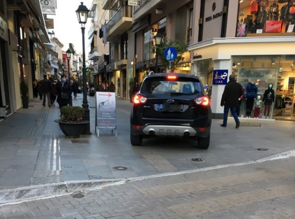 ΑΒΑΝΤΩΝ: Παράνομο παρκάρισμα στον πεζόδρομο το απόγευμα της Πέμπτης