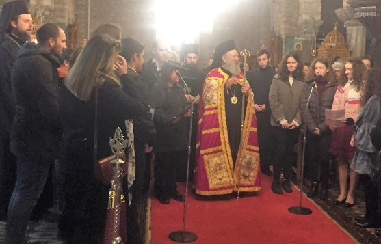 ΧΑΛΚΙΔΑ: Νέοι και νέες έψαλαν πρώτοι το μήνυμα της γέννησης του Χριστού