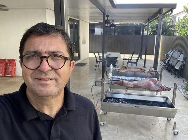 Έψησε αρνιά στην ξενιτιά ο Γιάννης Παπακωνσταντίνου