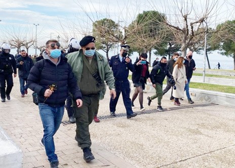 Προσαγωγές πιστών που έριξαν τον Σταυρό στη θάλασσα (VIDEO)