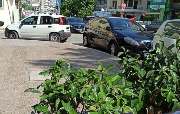 ΧΑΛΚΙΔΑ: Απίστευτο παρκάρισμα ανάποδα πάνω στην στροφή
